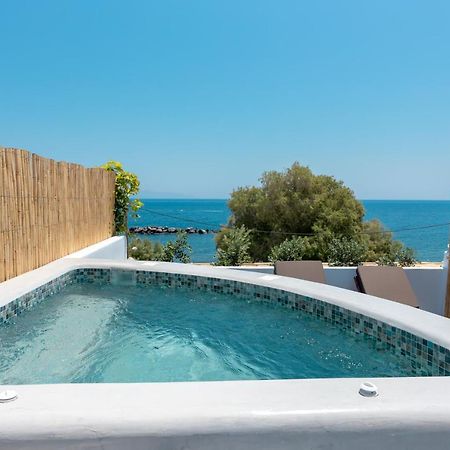 ホテル Aegean Gold Kamári エクステリア 写真